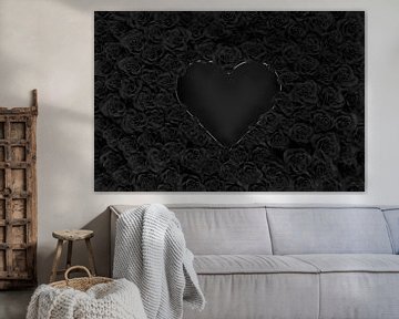 zilveren hartvorm bedekt met zwarte rozen van Besa Art