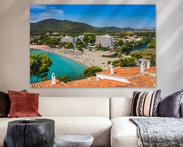 Zicht op de kust van het strand van Canyamel op het eiland Mallorca, Spanje van Alex Winter