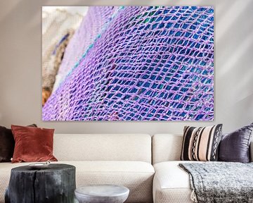 Gros plan sur un amas de filets de pêche violets et bleus, texture de fond maritime sur Alex Winter