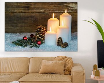 Vier brandende kaarsen met natuurlijke decoratie op sneeuw met houten achtergrond van Alex Winter