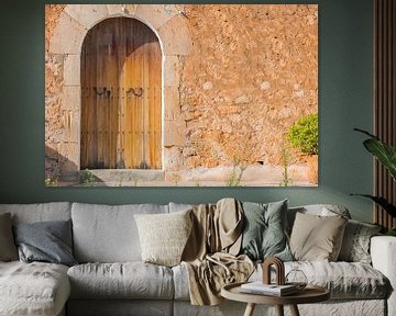 Oude houten voordeur en stenen muurachtergrond van rustiek huis