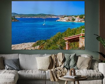 Idyllisch uitzicht op baai aan zee in Sant Elm op het eiland Mallorca, Spanje Middellandse Zee van Alex Winter