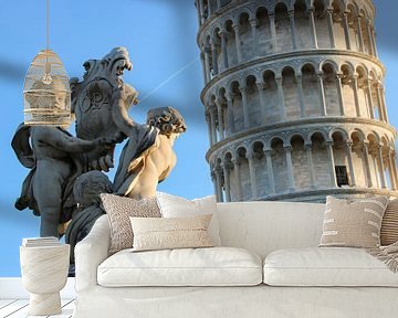 Standbeeld met engeltjes bij de Toren van Pisa van The Book of Wandering