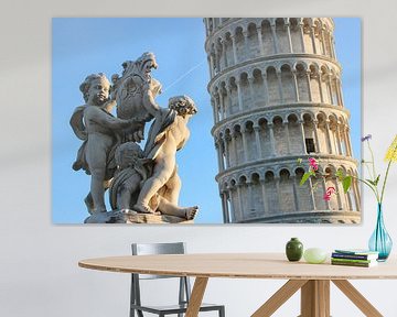 Standbeeld met engeltjes bij de Toren van Pisa van The Book of Wandering