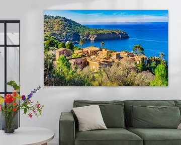 Prachtig eilandlandschap van Mallorca, met idyllisch klein dorpje aan de kust van Alex Winter