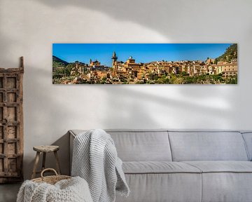 Panorama uitzicht op mediterraan oud dorp van Valldemossa op het eiland Mallorca, Spanje van Alex Winter