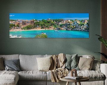 Prachtig panorama-uitzicht op de kust en het strand van Porto Cristo op het eiland Mallorca, Spanje, van Alex Winter