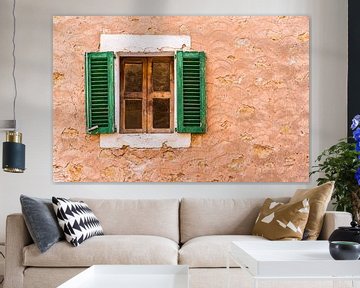 Oude mediterrane open vensterluiken en muur achtergrond van Alex Winter