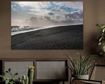 Zwart strand in IJsland van Thomas Heitz