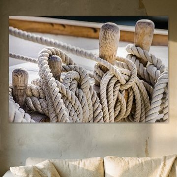 Nahaufnahme von festgemachten Seilen an Holzklampen auf einem alten Segelboot von Alex Winter