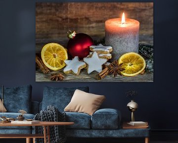 Weihnachtsdekoration mit Lebensmitteln und brennenden Kerzen auf einem Tisch mit rustikalem Holzhint von Alex Winter
