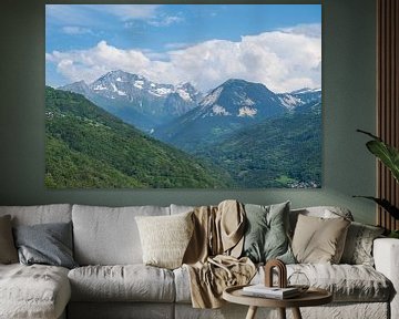 Neige sur les sommets des montagnes dans les Alpes françaises. sur Christa Stroo photography