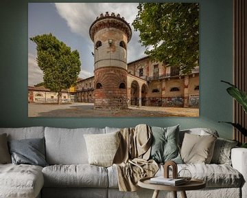 Toren van verlaten kazerne van Voghera, Piemont, Italie