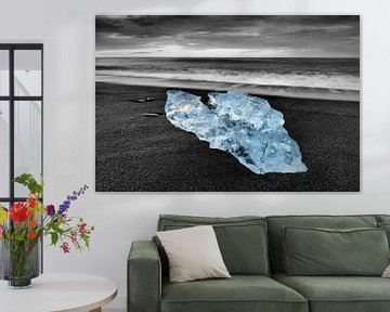 Lavé vers le haut du bloc d'iceberg à la plage volcanique sur Sjoerd van der Wal Photographie