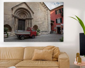 Pick-up voor deur van Kerk in Gavi Piemont, Italie