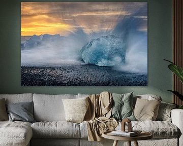 Lavé vers le haut du bloc d'iceberg à la plage volcanique sur Sjoerd van der Wal Photographie