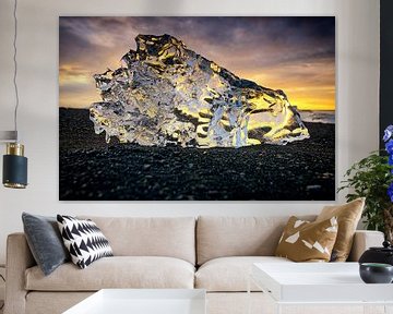 Forme d'un bloc d'iceberg sur la plage de lave de Jokulsarlong au lever du soleil. sur Sjoerd van der Wal