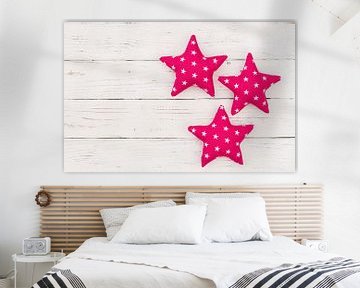 Decoratie met drie roze sterren op wit hout met kopieerruimte van Alex Winter