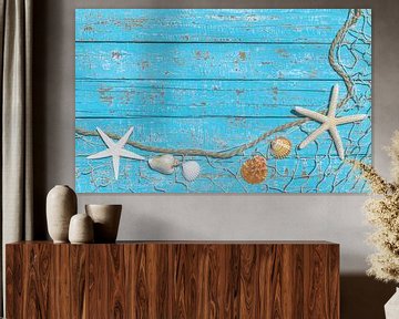 Turquoise hout met visnet, zeesterren en zeeschelpen, maritieme decoratie. van Alex Winter