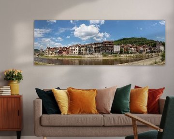 Panorma met huizen langs de rivier in Millesimo, Piemont, Italie