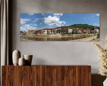 Panorma mit Häusern entlang des Flusses in Mellisimo, Piemont, Italien