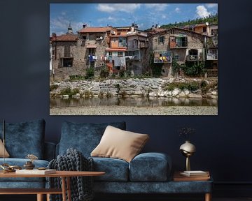 Huizen langs de rivier in Millesimo, Piemont, Italie