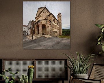 Kerk in Cortemillia, Piemont, Italie van Joost Adriaanse