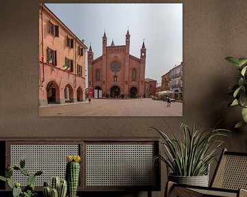 Kirche auf einem Platz in der Innenstadt von Alba, Piemont, Italien