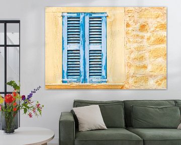 Detailopname van oude blauwe houten vensterluiken en rustieke stenen muur van Alex Winter