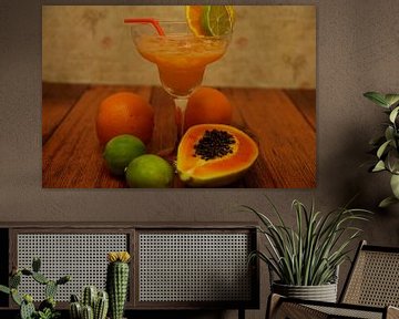 Rum cocktail met papaja sinaasappel limoen. kleurrijke cocktails in glazen