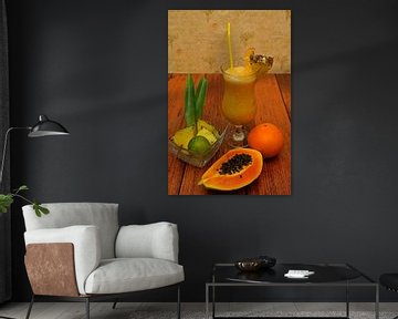 Tropische alcoholvrije cocktail met ananas-limoen-papaya-sinaasappel van Babetts Bildergalerie