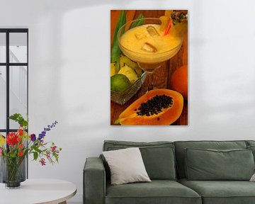 Tropische cocktail met ananas, limoen, papaya, sinaasappel. van Babetts Bildergalerie