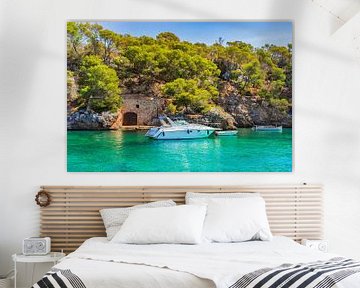 Idyllischer Blick auf eine ankernde Yacht in einer schönen Bucht auf der Insel Mallorca, Spanien von Alex Winter