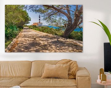 Idyllischer Blick auf den Leuchtturm von Portocolom auf der Insel Mallorca, Spanien von Alex Winter