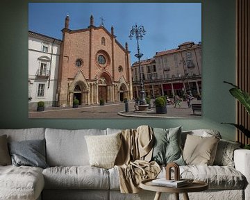 Kerk en plein in Asti, Piemont, Italie van Joost Adriaanse