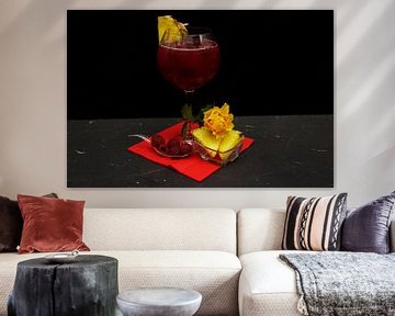Gin-Cocktail mit Himbeeren und Ananas. von Babetts Bildergalerie