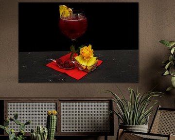Gin cocktail met frambozen en ananas. van Babetts Bildergalerie