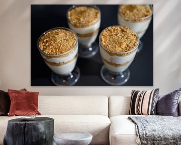 Dessert met yoghurt, roomkaas, mandarijnen, koekjes en room in glaasjes.