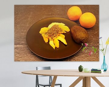 Salade van avocado en sinaasappel met koolvis op een bord van Babetts Bildergalerie