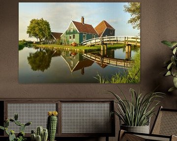 Zaanse Schans, huis en brug weerspiegeld in het water van Ad Jekel