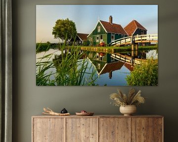 Zaanse Schans, huis en brug weerspiegeld in het water van Ad Jekel