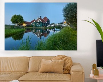 Zaanse Schans, huis en brug weerspiegeld in het water van Ad Jekel