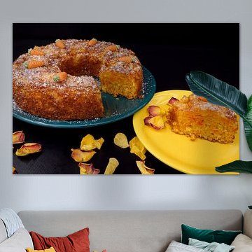 hausgemachter Karottenkuchen frisch gebacken und mit Marzipanmöhren verziert