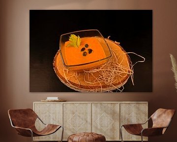 Soupe maison carotte-gingembre avec graines de courge dans un bol en verre sur Babetts Bildergalerie