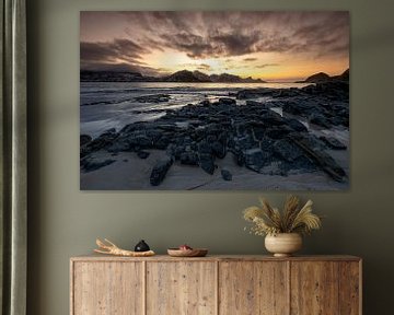 Coucher de soleil sur les îles Lofoten à la plage d'Utakleiv sur Thomas Rieger