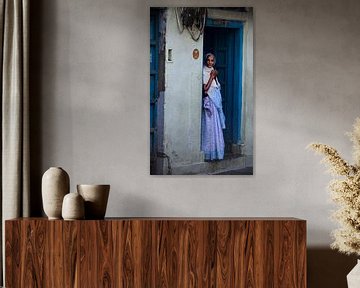 Vrouw bij ingang van haar huis in Jodhpur - Rajastan - India van Marion Raaijmakers