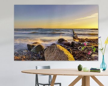 Strand von Dranske auf Rügen mit Blick zur Insel Hiddensee zum Sonnenuntergang (Querformat)