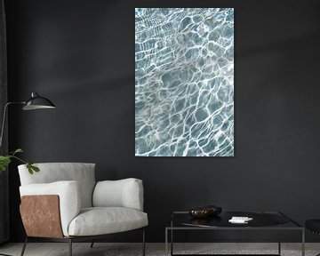 Abstract zomer water patroon in zwembad. van Christa Stroo fotografie