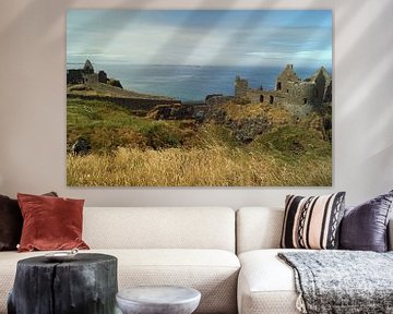 Dunluce Castle is een van de grootste ruïnes van een middeleeuws kasteel in Ierland. van Babetts Bildergalerie