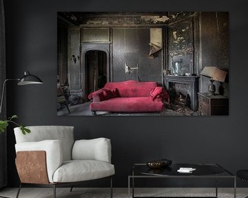 Salon met de rode sofa Urbex van Olivier Photography